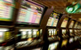 Ilustrasi permainan slot online di maxbet dengan efek warna dan tema menarik